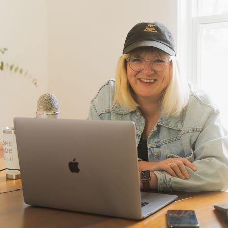 joanna la fleur at a laptop